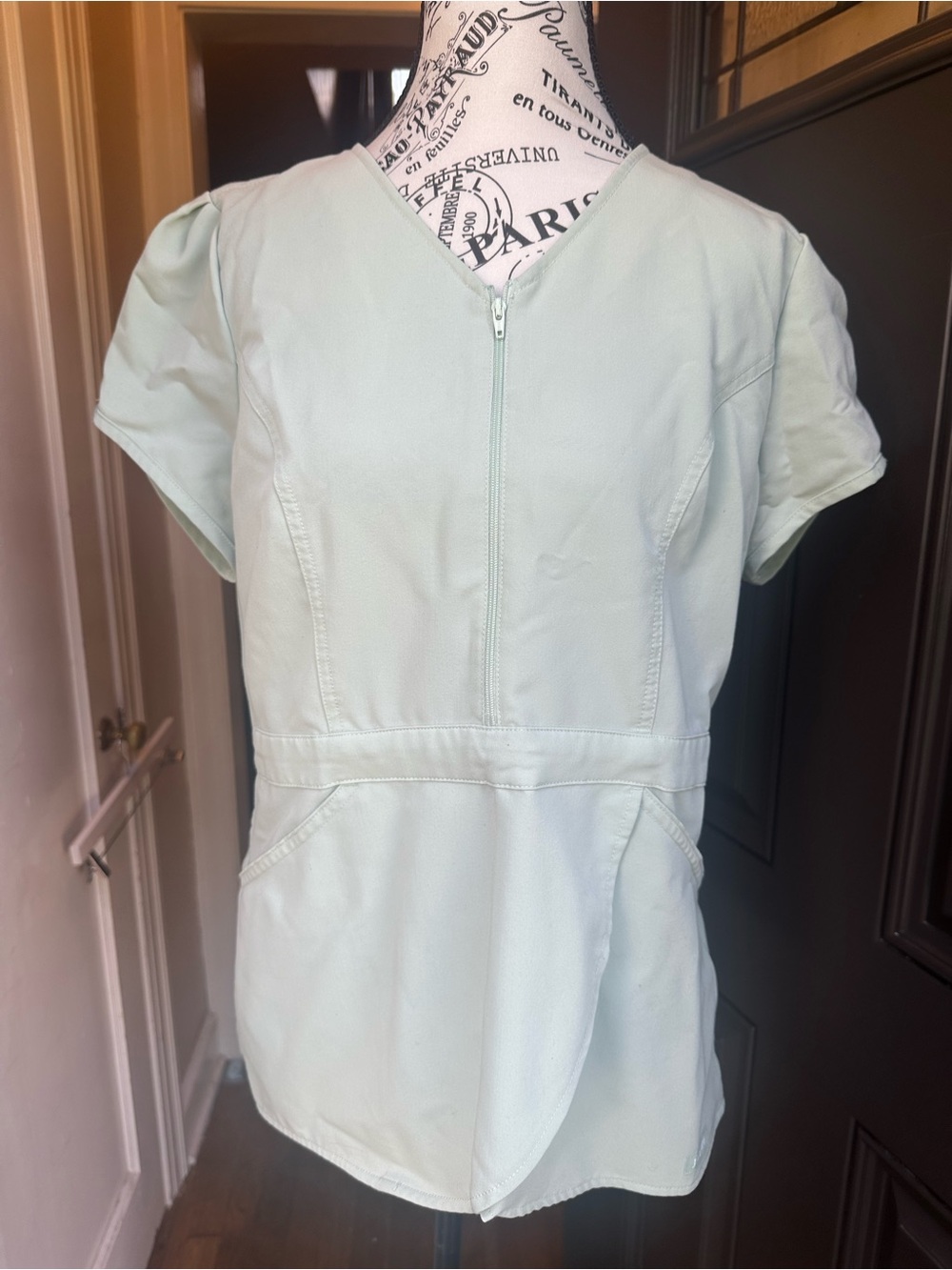 Jaanuu Green Zip Front Scrub Top Women’s Medium Pockets